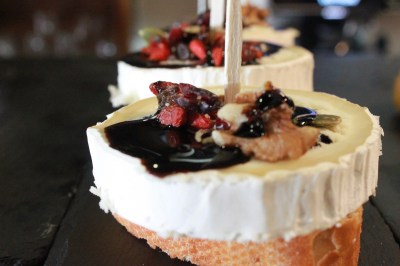 DE MESA EN MESA-CASA ALBERTO DE TAPA EN TAPA