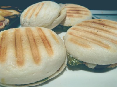 DE MESA EN MESA-Pincho Pringá en EL PATIO DE LA COMEDIAS.