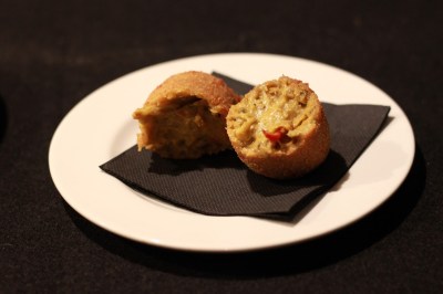 DE MESA EN MESA REVISTA GASTRRONOMICA BAR RESTAURANTE EL PATIO DE LAS COMEDIAS CROQUETAS DE  MEJILLON