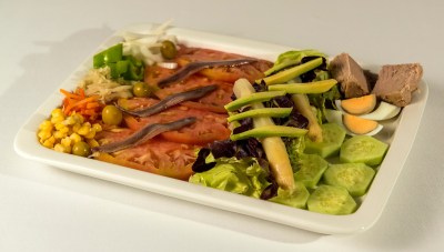 UNA ENSALADA PRIMER PLATO EN EL RESTAURANTE MARIXA EN LAGUARDIA