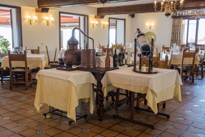 UN SALON DEL RESTAURANTE MARIXA EN LAGUARDIA