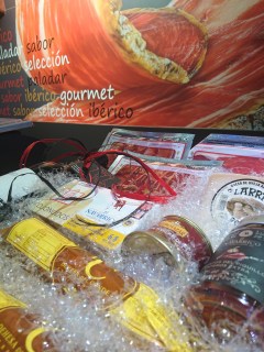 FOTO DEL TXOKO DEL IBERICO EN PAMPLONA, foto de la cesta disponible para las navidades 2016 DE MESA EN MESA REVISTA GASTRONOMICA