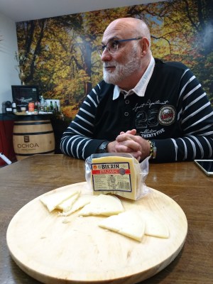 Juan Antonio Rayo en la tienda de productos navarros estafeta 77