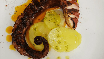 DE MESA EN MESA REVISTA GASTRONOMICA RESTAURANTE BAR EL PATIO DE LAS COMEDIAS PAMPLONA PLATO DE PULPO