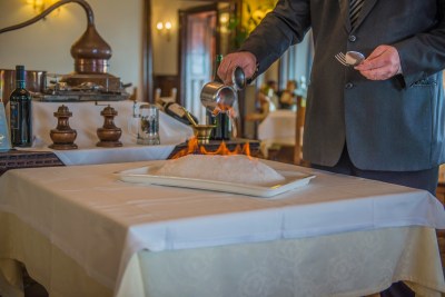 AQUI VEMOS A ASIER DEL HOTEL RESTAURANTE MARIXA EN LAGUARDIA FLAMBEAR UN PLATO