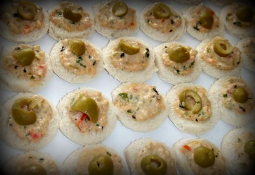 canapes-de-salmon-con-aceitunas-y-cilantro-de-mesa-en-mesa