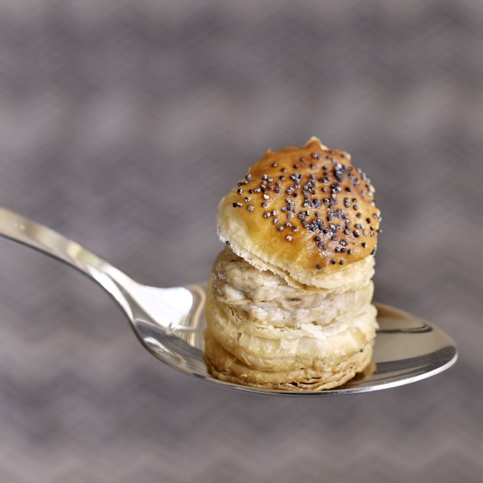 de-mesa-en-mesa-revista-gastronomica-hojaldritos-rellenos-de-dip-de-sardinas