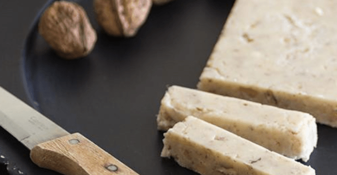 turron-casero-de-nata-y-nueces-de-mesa-en-mesa