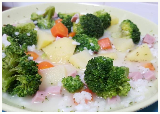 sopa-de-arroz-con-brocoli-de-mesa-en-mesa-revista-gastronomica