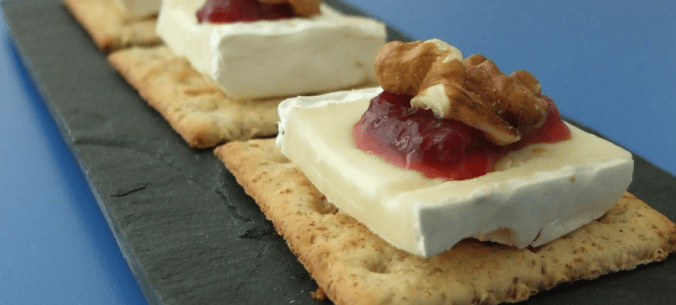 toastadas-con-queso-brie-de-mesa-en-mesa-revista-gastronomica