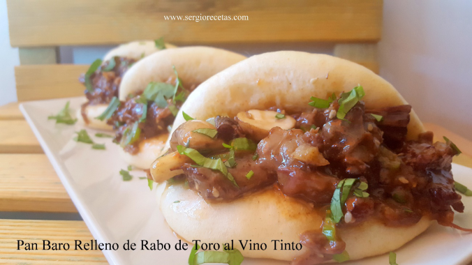 pan bao relleno de rabo de toro al vino tinto